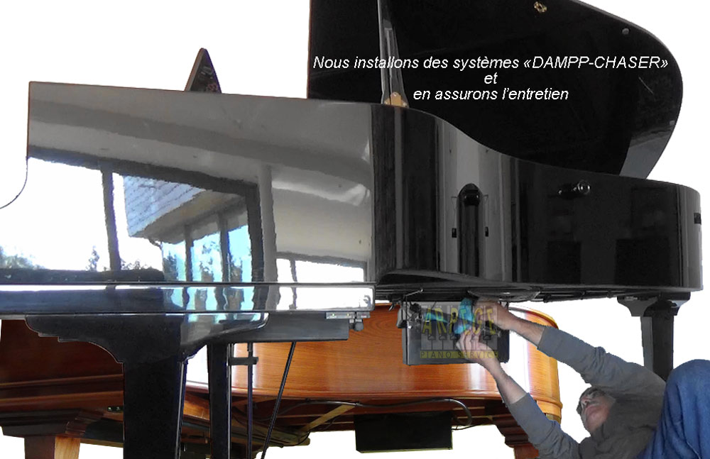 Installation sur un piano à queue du système de contrôle de l'humidité relative : Dampp Chaser piano saver