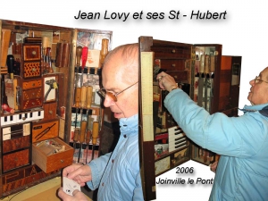 Le Saint Hubert est un rangement à outillage de caissier tableur de piano, permettant à l’artisan de partir à la "chasse" au travail, d'un patron, l'autre. Jean Lovy.
