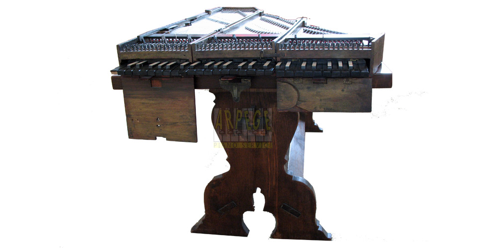 Le clavecin brisé, instrument que le facteur de piano Marius a conçu pour en faciliter le transport