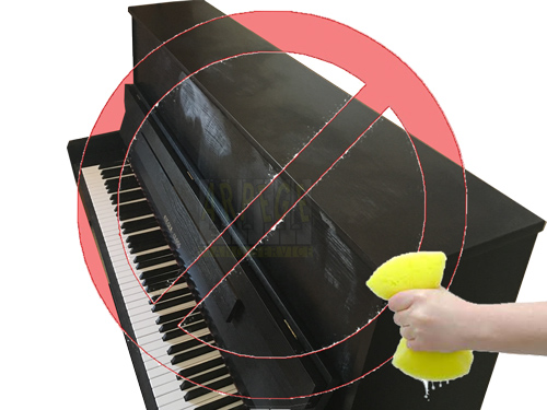 Ne pas nettoyer un piano avec une éponge mouillée