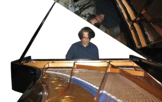 Stephen Paulello jouant un piano Paulello