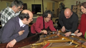 Relevé des angles de cordes, pour évaluation de la charge avant et de la charge arrière, et des contraintes exercées par le plan de cordes sur la table d'harmonie du piano par le biais du chevalet.