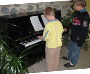 Location piano pour étude, Annecy, La Roche / Foron : arrivée d'un compagnon de jeu