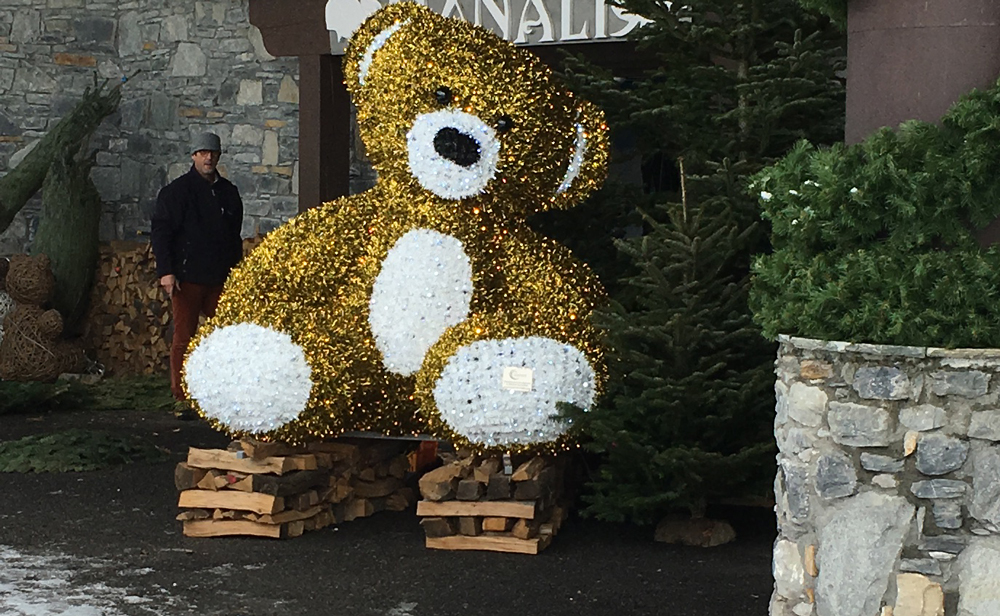 Electric Teddy Bear, ours portier Hotel Manalis avec piano, Moriond, Courchevel 1650, 73120