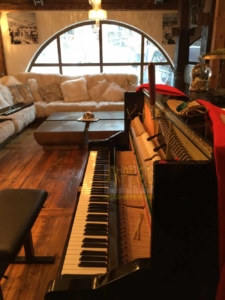 Location piano droit pour l'événementiel à Val d'Isère