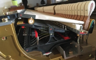 Chevalets en carbone ABS sur piano Kawaï Shigeru SK3