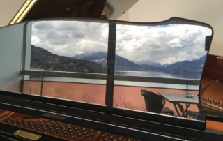 Pupitre de piano à queue avec rélexion di lac d'Annecy