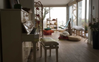 Piano dans décor pour série télévisée intriges policières et régionales