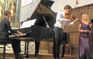 Gaspard Dehaene, Victoria Jung, Hector Burgan. L’une est chanteuse, l’autre pianiste, le troisième violoniste