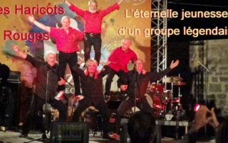 Les Haricots Rougesen concert à Fort L'Ecluse, Pays de Gex, : Pierre Jean (trompette, piano, accordéon, chant). Christophe Deret (trombone, chant). Alain Meaume (clarinette, chant). Michel Sénamaud (batterie, chant) Alain "Mumu" Huguet (contrebasse,soubassophone, chant). Nobert "Roro" Congréga (banjo, guitare, chant)