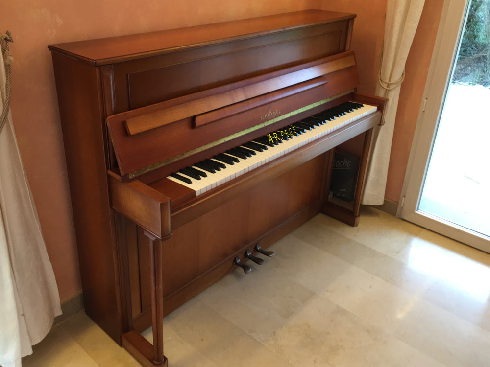 Piano Schimmel 115 finition merisier, fait à Braunsweig, Allemagne