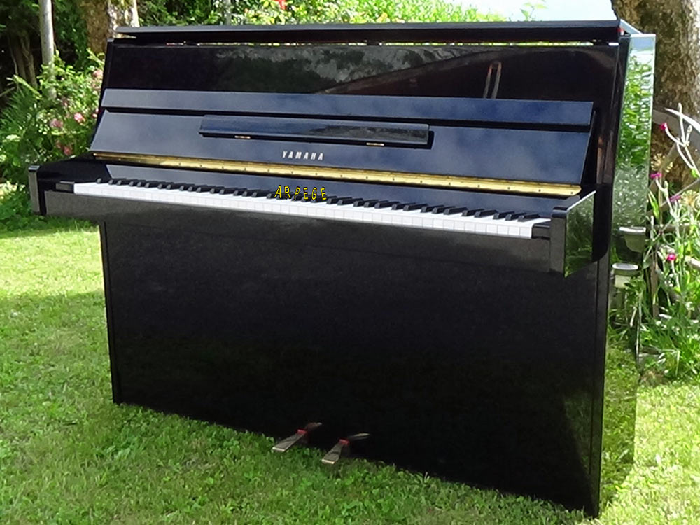 Piano Yamaha E 108, noir brillant. Avec sourdine de travail