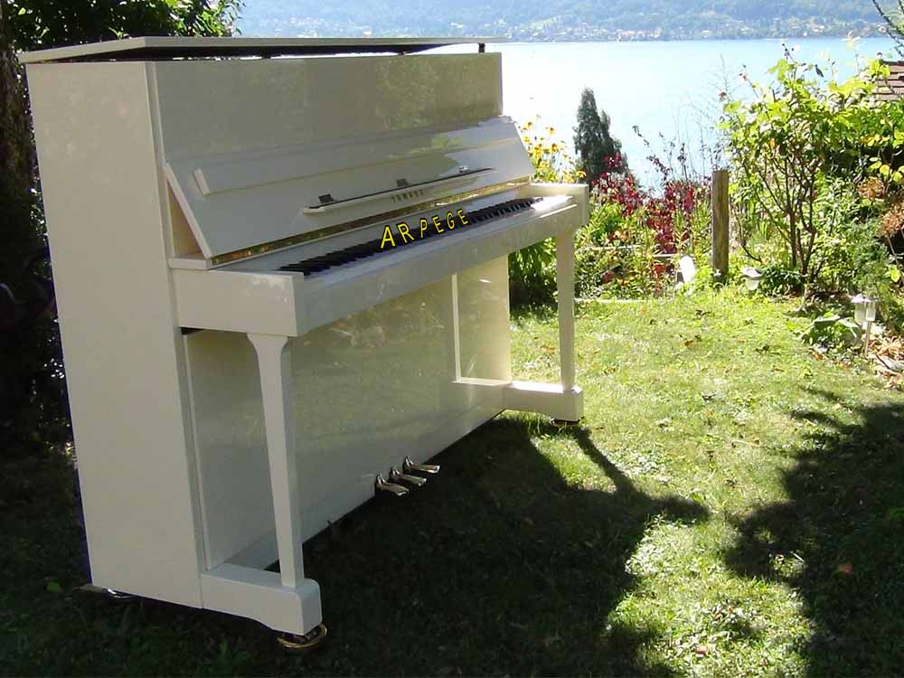 Piano Yamaha E 116, finition blanc brillant