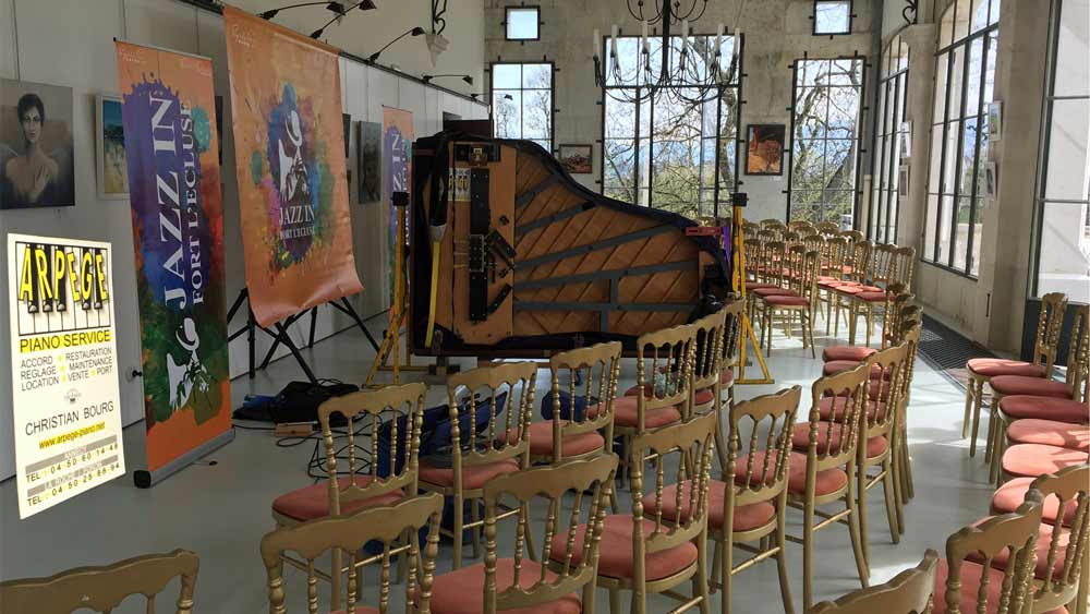 Installation piano à l'Orangerie du château de Voltaire, à Ferney pour concert de Moncef Genoud en ouverture de la saison de Jazz in Fort l'Ecluse 2019