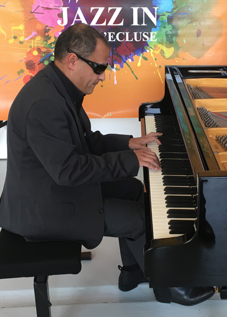 Moncef-Genoud fait connaissance avec le piano et l'acoustique de l'Orangerie du chateau de Voltaire à Ferney, et se met le clavier dans les doigts
