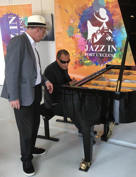 Moncef Genoud, en conciliabule avec Adriano Bassanini avant son concert piano solo à l'orangerie du château de voltaire à Ferney-voltaire dans le cadre de Jazz in Fort l'Ecluse 2019