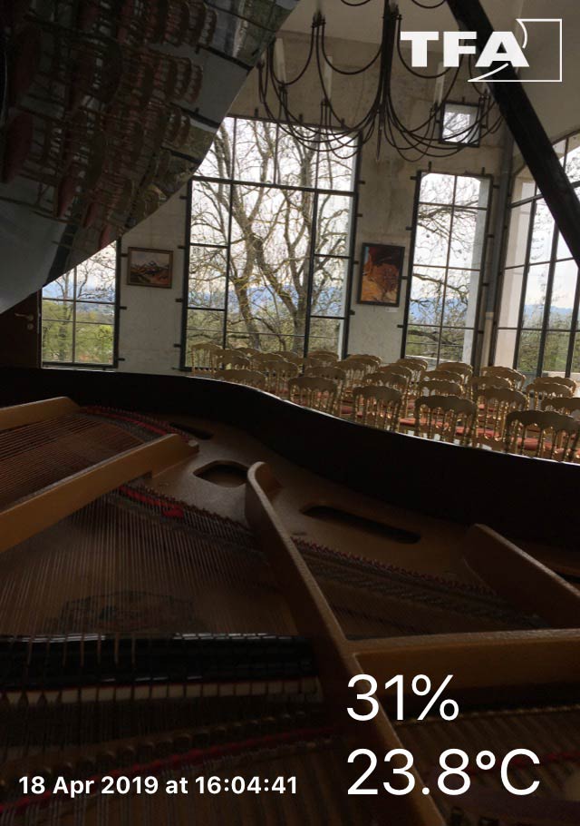 Préparation du piano pour récital Moncef Genoud à l'orangerie du château de Voltaire à Ferney, température et hygrométrie