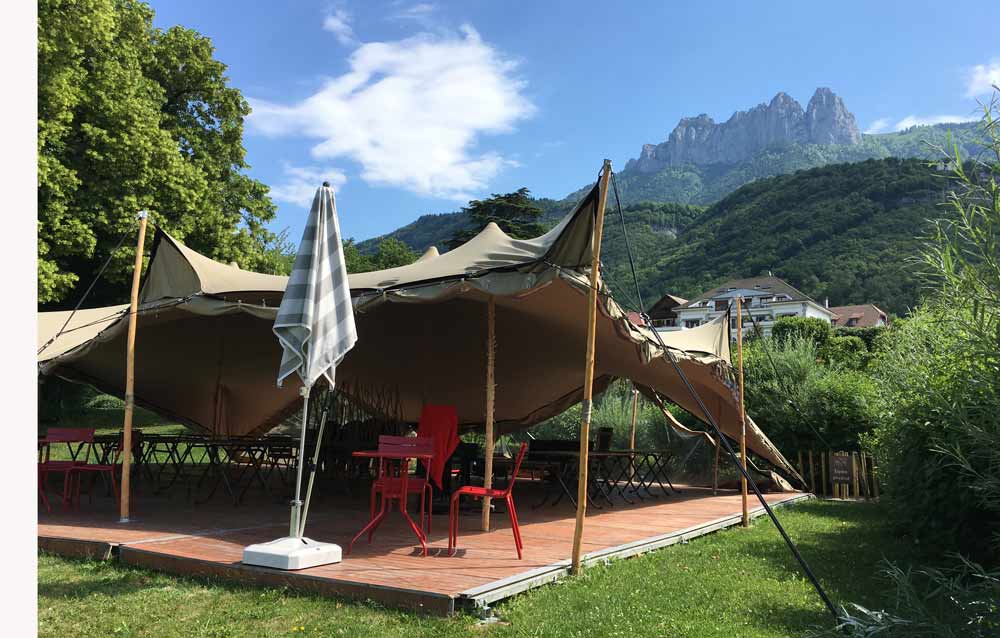 Piano les pieds dans l'eau à l'hotel Beau-Site à Talloires pour mariage, la plage à la montagne, Dents de Lanfon