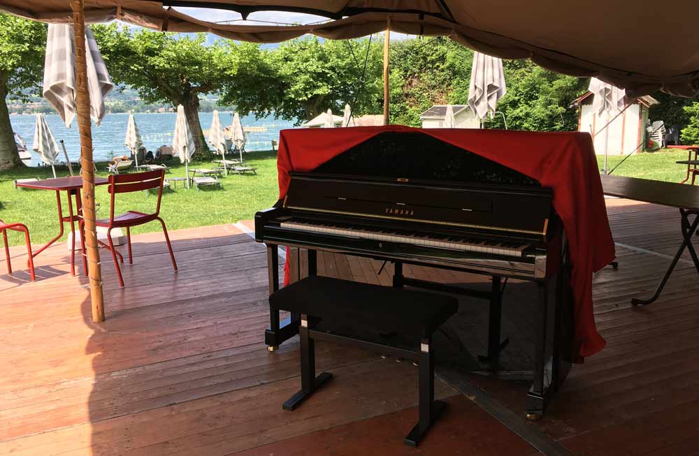 Piano les pieds dans l'eau à l'hotel Beau-Site à Talloires pour mariage, face à Duingt