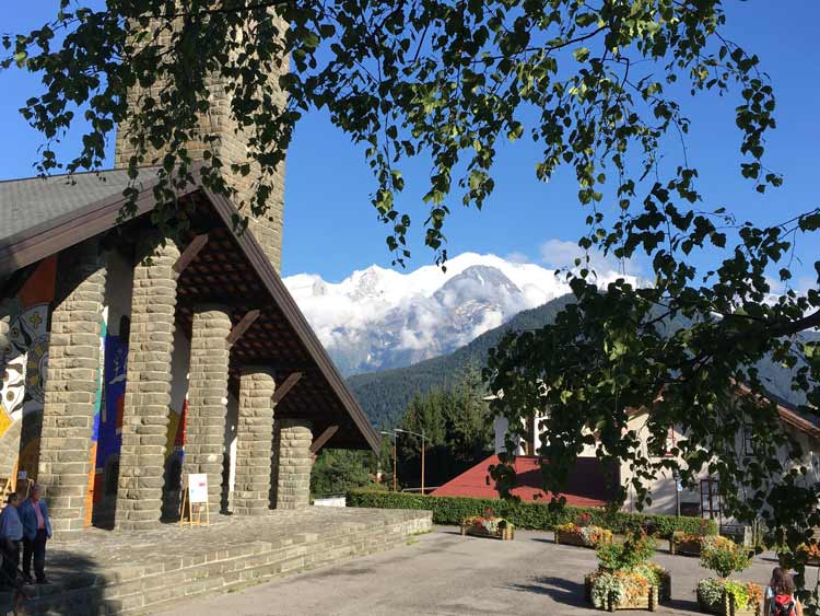 Eglise du Plateau d'Assy, et le Mont-Blanc