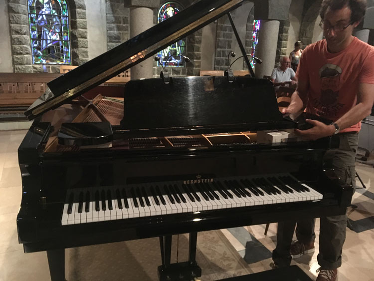 Sébastien Vichard, pianiste : ré-hausse du pupitre du piano pour meilleur confort des cervicales, concert Michel Portal, Musicales d'Assy 2019