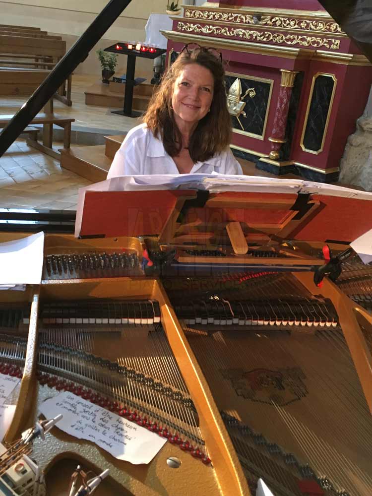 Susan Manoff rehearsing in St Nicolas de Véroce church for the evening concert wwith Patricia Petibon