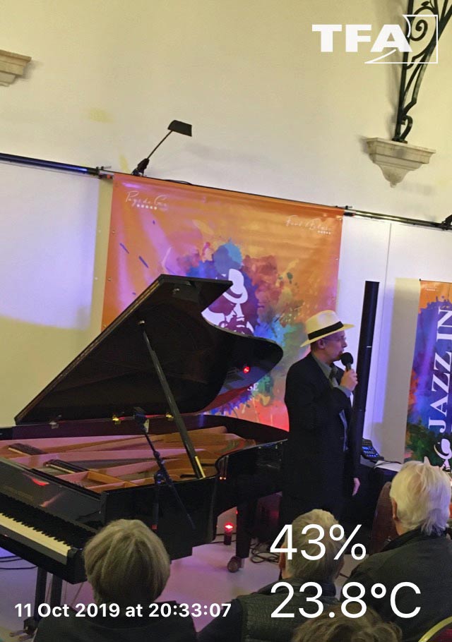 Adriano Bassanini ouvre le concert de Jean-Yves Poupin, piano ; Marcel Papaux, batterie ; Stéphane Fisch, contrebasse, au Chateau de voltaire à Ferney, dans le Pays de Gex, à l'initiative de Jazz in Fort l'Ecluse