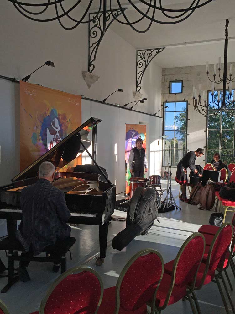Jean-Yves Poupin, piano ; Marcel Papaux, batterie ; Stéphane Fisch, contrebasse, raccord avant concert du soir à l'Orangerie du Château de Voltaire à Ferney, une production de Jazz in Fort l'Ecluse