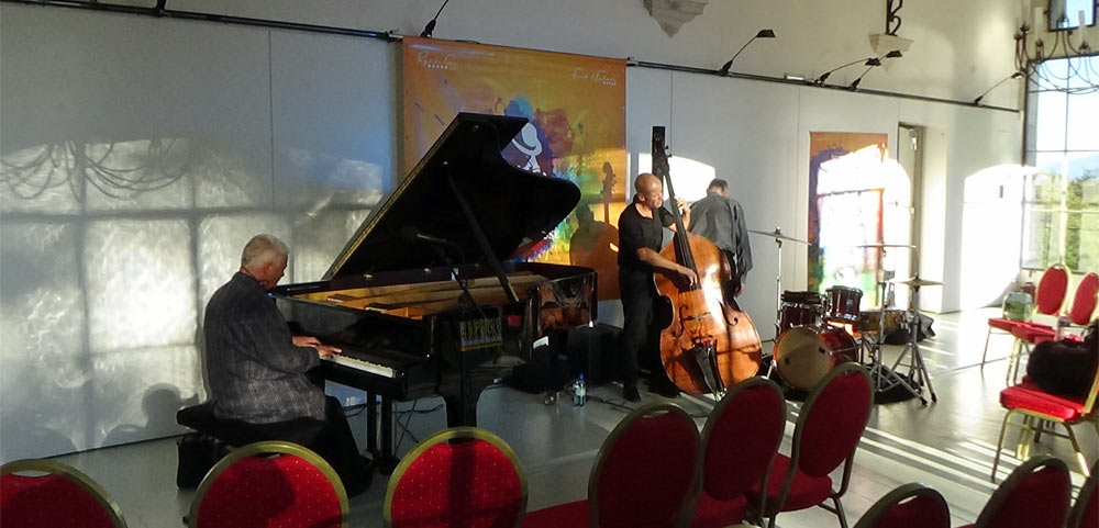 Jean-Yves Poupin, piano ; Stéphane Fisch, contrebasse, prise de marques au chateau de Voltaire à ferney dans le Pays de Gex, à l'invitation de Jazz in Fort l'Ecluse