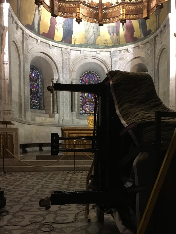 Installation du piano à queue pour le Choeur du Camp chantant en concert à l'Abbaye d'Ainay en 2018