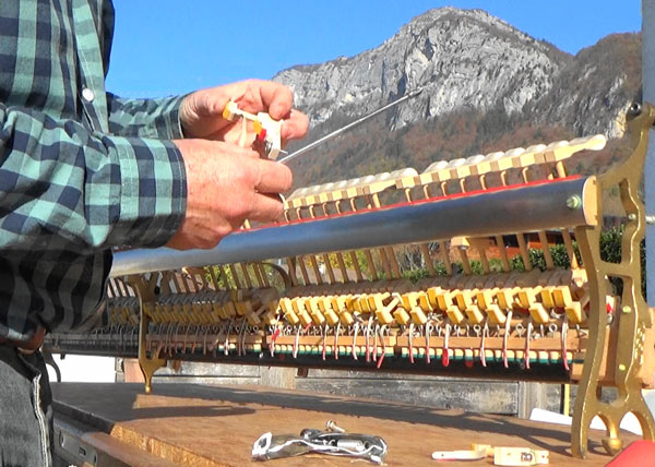 Montage jeu de noix de marteaux sur mécanique Renner de piano droit Ibach, Mont Veyrier, lac d'Annecy