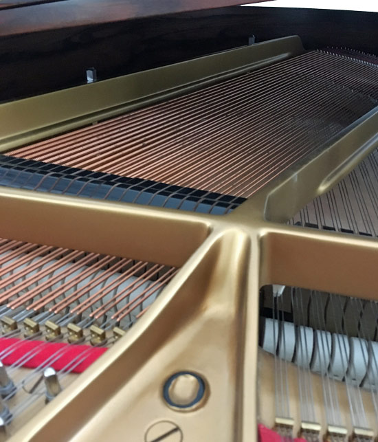 Piano Steinway, modèle O et les stigmates d'un stockage dans une pièce trop humide