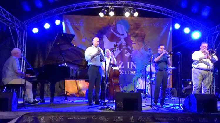 Colin Dawson, trompette ; Engelbert Wrobel, clarinette ; Ian Bateman, trombone ; Simon Holliday piano ; Bob Culverhouse, contrebasse ; Bernard Flegar, drums
