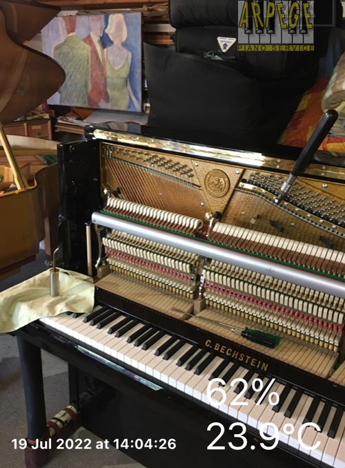 Preparation du piano C Bechstein en vue des 3 concerts du Camp Chantant-2022 à La Roche/Foron le 23 juillet, à Flumet le 24 juillet et à Thorens-Glieres le 25 juillet. Direction: Charlotte Rabier-Legrand. Accompagnement: Vincent Coiffet