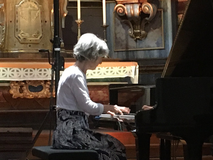 anne_queffelec_rehersal_recital_saint_nicolas_de_veroce_musique_patrimoine_mont_blanc