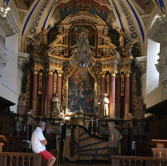 Mise en place du piano en l'église de saint Nicolas de véroce pour le Festival de Musique de Chambre, 2022