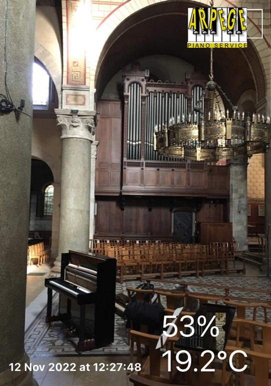 Préparation piano après installation à l'Abbaye d'Ainay pour le concert le 12 novembre du Camp Chantant 2022