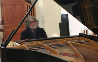 Rencontre du pianiste Stefan Cassar avec le piano, en l'Eglise de Vallorcine pour le concert du 19 mars 2023