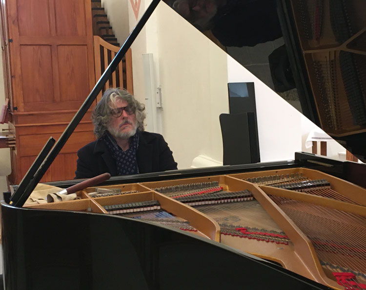 Rencontre du pianiste Stefan Cassar avec le piano, en l'Eglise de Vallorcine pour le concert du 19 mars 2023
