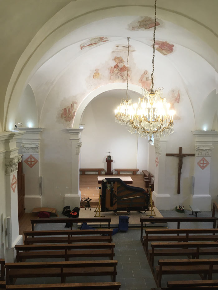 Mise en place du piano, eglise de vallorcine pour récital Stefan Cassard