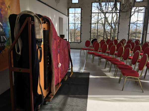 Arrivée du piano à l'Orangerie du Château de Votaire à Ferney, pays de gex pour concert du trio de Jazz Prisme : Leila Kramis, piano ; Stéphane Fisch, contrebasse ; Sylvain Fournier, batterie