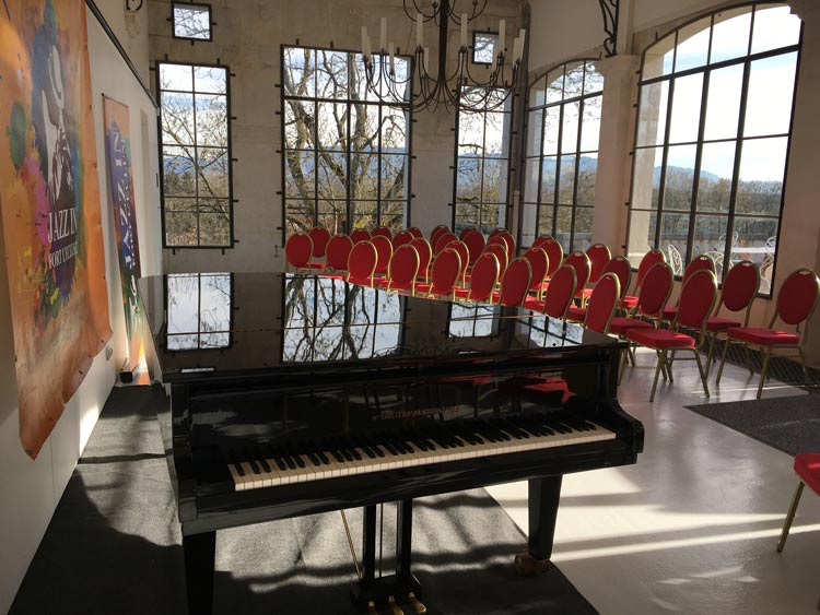 Piano sur pieds dans Orangerie du Château de voltaire à Ferney pour concert du trio jazz Prisme : Leila Kramis, piano ; Stéphane Fisch, contrebasse ; Sylvain Fournier, batterie