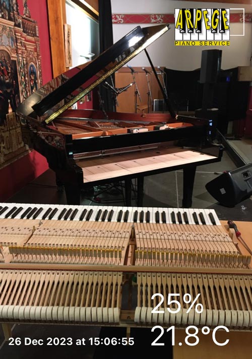 Preparation du piano pour concert à Val Thorens de Travel in Gospel