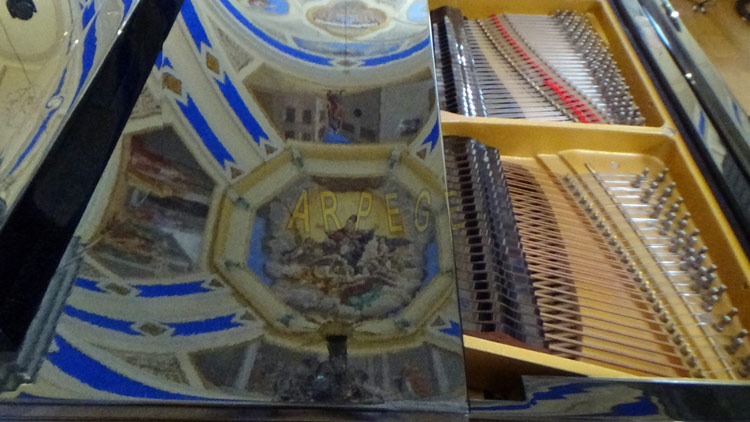 reflets église de st Nicolas de Véroce sur couvercle du piano
