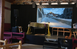 Installation piano à queue pour concerts hivernaux, saison 2024 - 2025, à dans salle polyculturelle de Val Thorens, altitude 2350 m