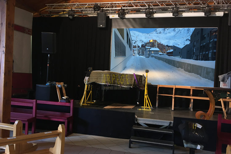 Installation piano à queue pour concerts hivernaux, saison 2024 - 2025, à dans salle polyculturelle de Val Thorens, altitude 2350 m