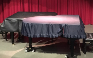 Fin de mission pour l'accordeur technicien du piano : les 2 pianos sont accordés à l'unisson, et ont été harmonisés pour le concert à venir