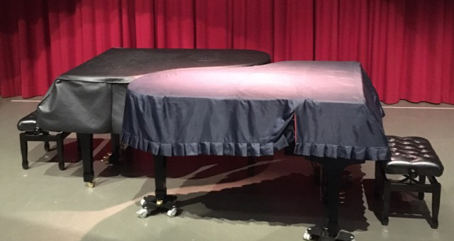 Fin de mission pour l'accordeur technicien du piano : les 2 pianos sont accordés à l'unisson, et ont été harmonisés pour le concert à venir