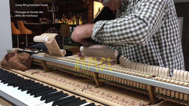 Ponçage en bande des têtes de marteaux d'un piano à queue, en vue de diminuer les empruntes de cordes