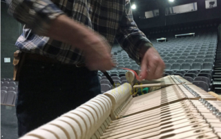 Ponçage en bande des têtes de marteau d'un piano Bechstein